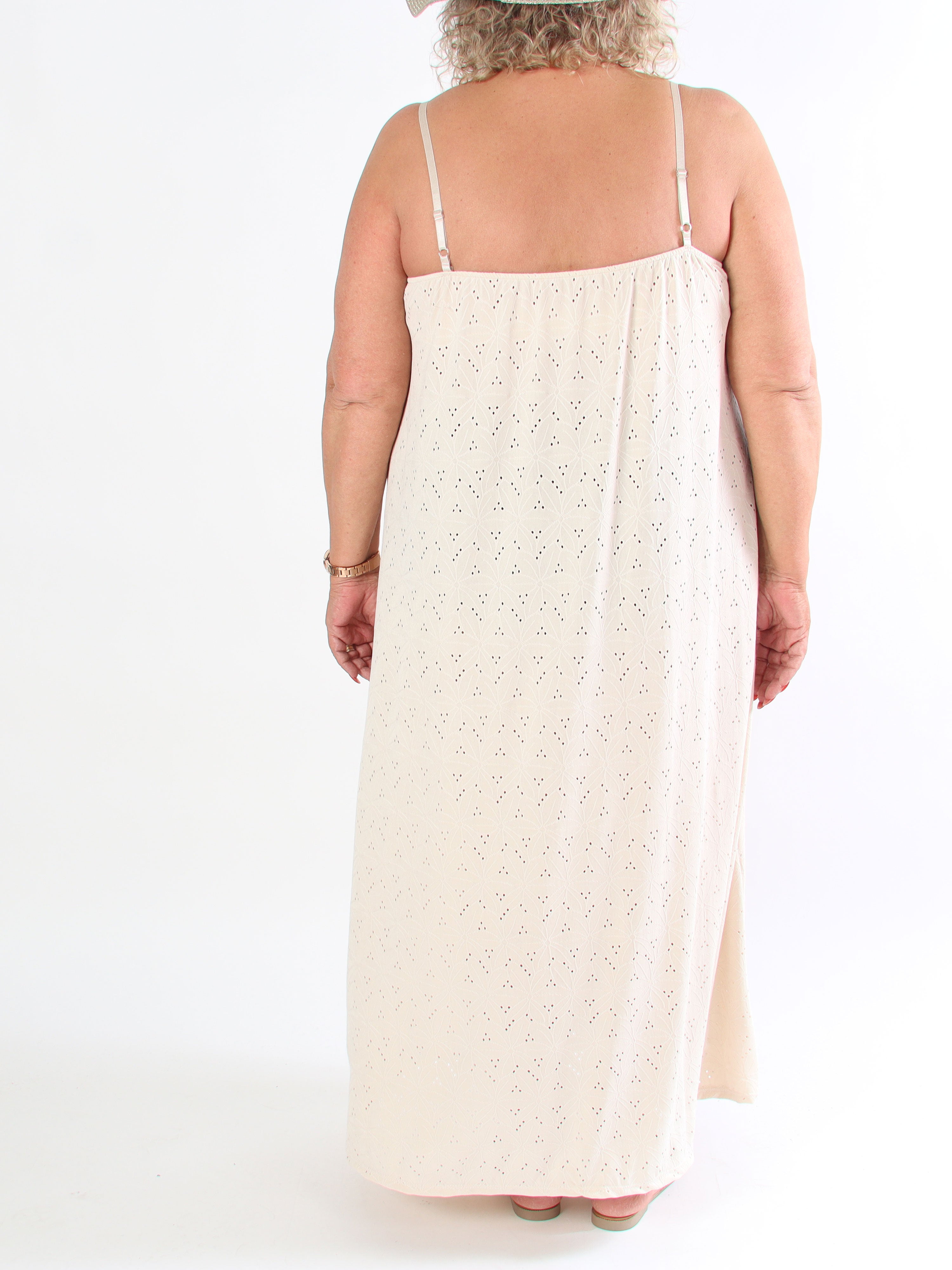 Emilie - Plus size-klänning i mjukt tyg med broderie anglaise